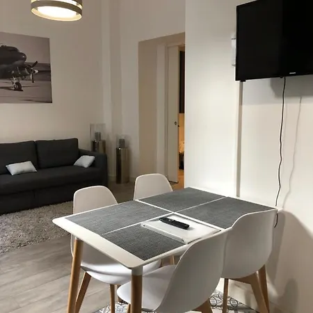 Victoria's House ليل
